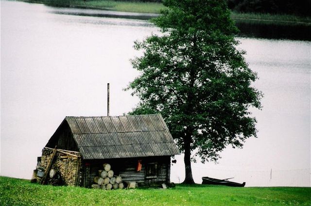 Na malém ostrov uprosted jezera v Áraii je skanzen pipomínající hospodaení v 9. století.