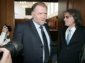 Bohumil Kulnsk s obhjcem Tomem Sokolem u soudu v Hradci Krlov (23.4.2008)