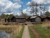 Na malém ostrov� uprost�ed jezera v Árai�i je skanzen p�ipomínající hospoda�ení v 9. století.
