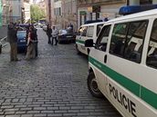 Policie v Krymské ulici v Praze, kde se na�lo mrtvé novorozen�