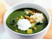 Brokolicovo-penátová polévka s krutony, jogurtem a sýrem