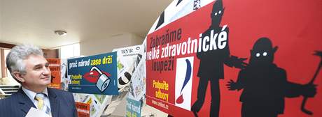 Milan tch pi pedstavení billboardové kampan proti reformám na konci dubna 2008.