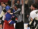 NY Rangers - Pittsburgh: Jágr (vlevo) v potyce s Ryanem Whitneyem