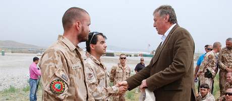 Premiér Mirek Topolánek na návtv u voják v Afghánistánu. (8.5.2008)