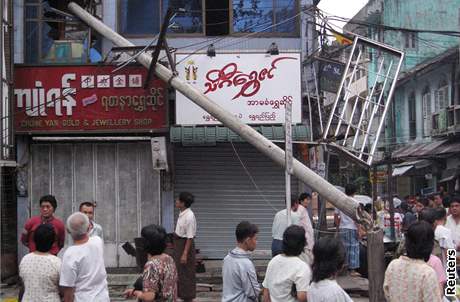 Cyklon v Barm strhval stechy, vyvracel stromy, pevracel auta. Ulice pokryly sutiny z poboench budov.