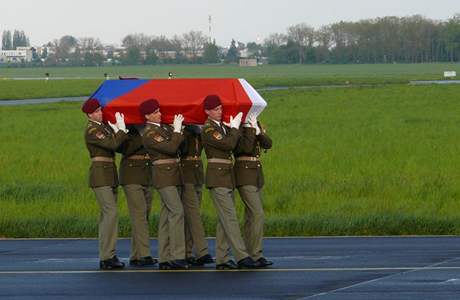 Ostatky mrtvého vojáka byly v sobotu dopraveny do vlasti