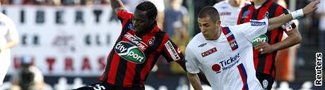 Nice - Lyon: Apam (vlevo) a Benzema