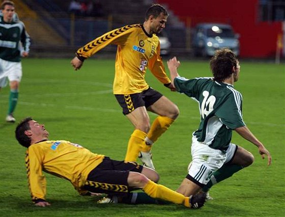 Momentka z druholigového zápasu Jihlava - Hluín. Fanouci sice vidli adu souboj, ale gól ádný.