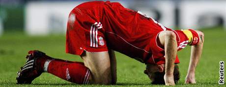 Smutek liverpoolského kapitána Stevena Gerrarda poté, co tým loni v Lize mistr vypadl v semifinále s Chelsea.
