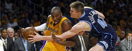 La Lakers - Utah, Kobe Bryant (vlevo), Andrej Kirilenko
