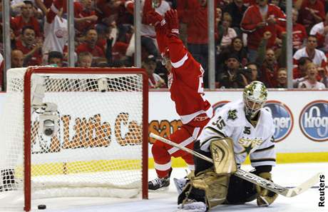 Detroit - Dallas, Valtteri Filppula (v erveném) slaví svj gól do sít brankáe Turca z Dallasu