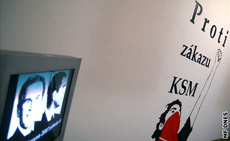 Výstava podporující zakázané mladé ultrakomunisty musela být předčasně  uzavřena - iDNES.cz