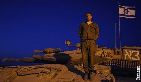 Izraelský voják pi minut ticha.