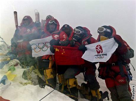 Čínští horolezci na Mount Evrestu