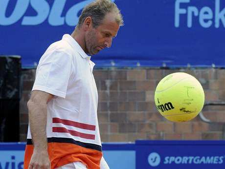 Tenista Thomas Muster si bhem exhibice s Dosedlem zaongoloval s míem.