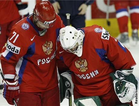 Rusko, Kovaluk pomáhá z ledu zrannému brankái Jerjomenkovi