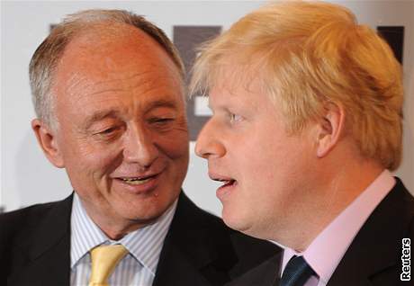 Ken Livingstone (vlevo) gratuluje Borisu Johnsonovi k vítzství ve volbách londýnského starosty.