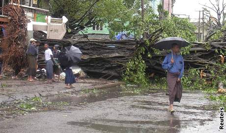 Cyklon v Barm strhval stechy, vyvracel stromy, pevracel auta. Ulice pokryly sutiny z poboench budov.