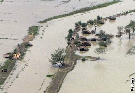 Cyklon Nargis, zaplaven vesnice pobl letit v Rangnu