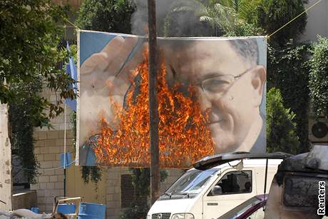 Zaplen transparent s libanonskm premirem Siniorou 