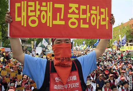 Oslavy 1. kvtna - V Soulu protestovalo na 7 tisc lid za zlepen pracovnch podmnek