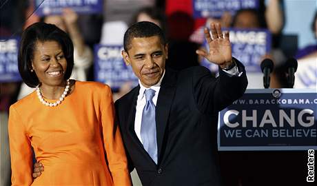Barack Obama se spolen s manelkou Michelle radují z vítzství v Severní Karolín