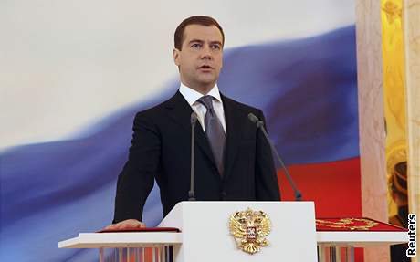 Dmitrij Medvedv skládá prezidentskou písahu.