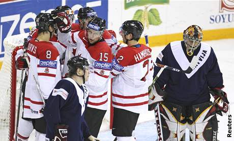 Kanadtí hokejisté se radují mezi smutnými lotyskými hrái. Soupei nastíleli sedm gól.