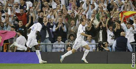 Arjen Robben (vpravo), fotbalista Realu Madrid, oslavuje gól v utkání proti Barcelon.