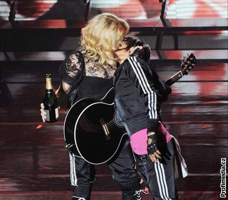 Madonna líbající se s tanečnicí na svém koncertu v Paříži