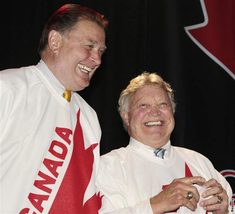 Bývalí kanadtí reprezentanti Peter Mahovlich (vlevo) a Bobby Hull pi vzpomínkové ceremonii.