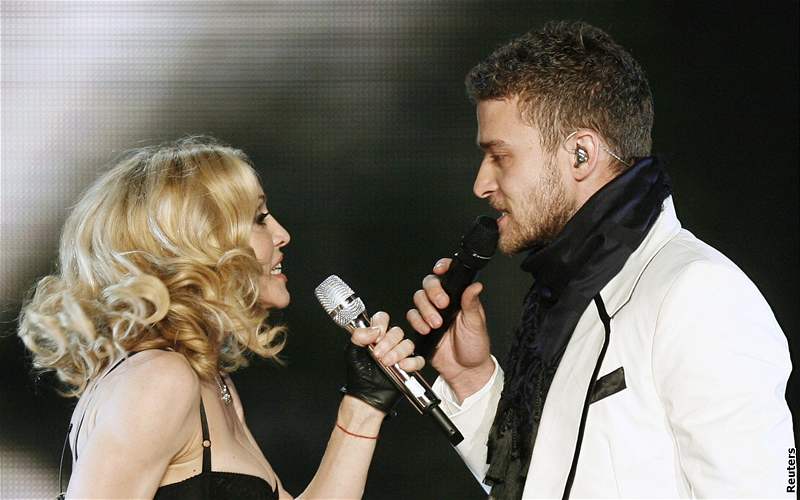 Madonna pedstavila v newyorském klubu Roseland své nové album Hard Candy. Zde s Justinem Timberlakem.