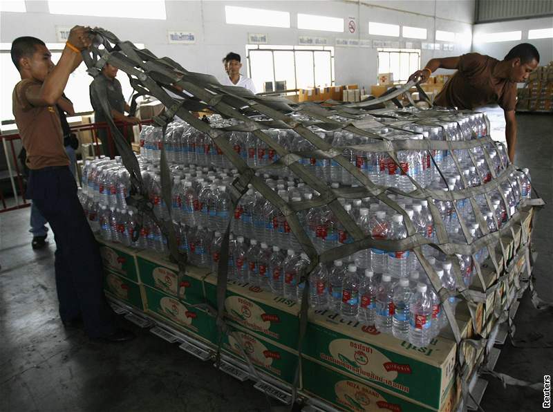 Letiště v Bangkoku se připravuje na odeslání pitné vody do Barmy zasažené cyklonem Nargis (květen 2008)