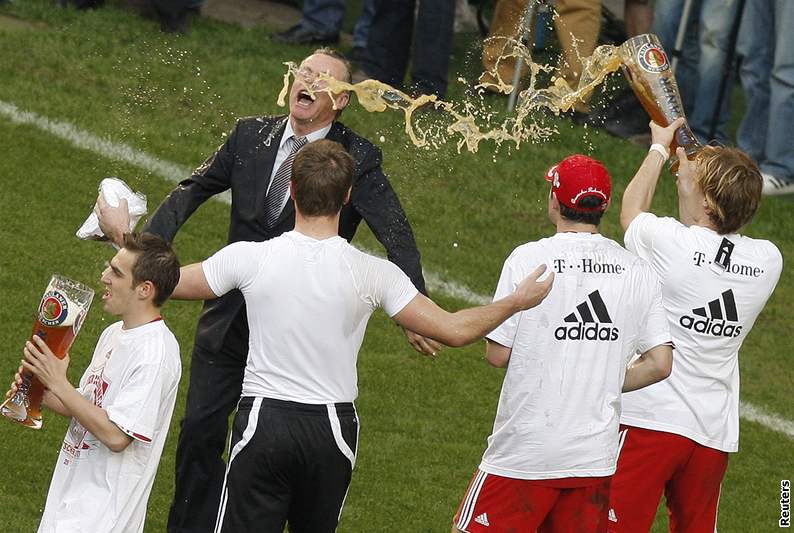 Fotbalisté Bayernu Mnichov oslavují mistrovský titul. Ani kou Ottmar Hitzfeld neutekl pivní spre.