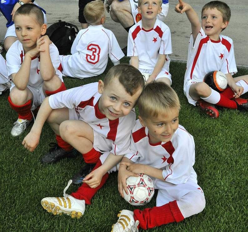 SLÁVISTICKÁ RADOST. Gól v exhibiním zápase proti Oxfordu slaví (zleva) Vladimír micer, Pavel Kuka a Patrik Berger.