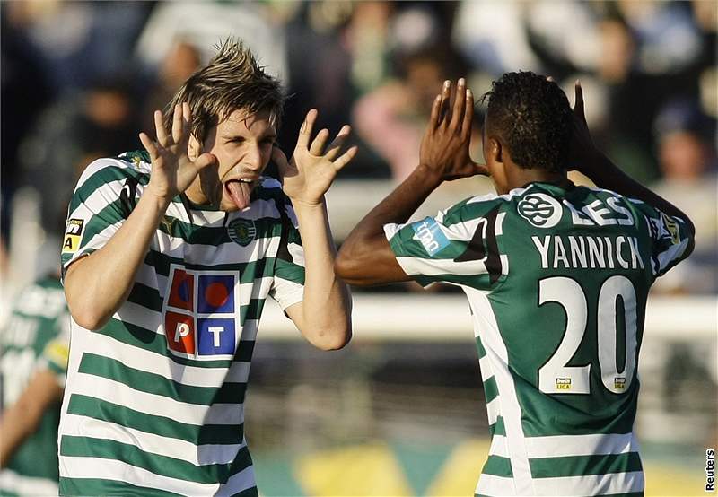 Yannick Djalo (vpravo) ze Sportingu Lisabon oslavuje spolen s Miguelem Velosoem svou branku, kterou vstelil na hiti Pacos Ferreiry.