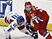 Denis Grebe�kov (vpravo) v souboji s �eským úto�níkem Tomá�em Rolinkem