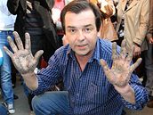Erik Pardus otiskl své dlan� do chodníku slávy u M�stského divadla v Brn�.