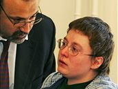 Pla�ící Barbora �krlová u brn�nského soudu (9. 5. 2008).