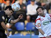 Zlín-Bohemians 1905:Pavel Luká� hlavi�kuje, Jan Kraus p�ihlí�í