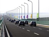 �ína má nejdel�í most nad mo�em na sv�t�. M��í 36 kilometr� a spojuje p�ístavy �anghaj a Ning-po.