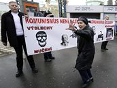 Ped Výstavitm demonstrovali proti komunismu píznivci a lenové Národní strany. (1. kvtna 2008)