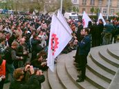 Pravicoví radikálové demonstrují na praském námstí Jiího z Podbrad. (1. kvtna 2008)