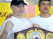 Boxer Luká� Kone�ný se svým trenérem Dirkem Dzemskim se symbolickým pásem pro mistra sv�ta WBO