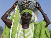 V Africe jsou k dostání tradiní odvy z brokát, které asto pocházejí od eské firmy Veba. Ilustraní foto