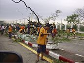 Cyklon Nargis, lidé odklízejí polámané stromy v Rangúnu (kvten 2008)