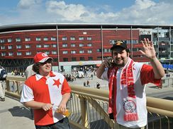 Fanouci Slavie ped novm stadionem