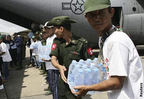 Na letiti v barmském Rangúnu pistálo americké armádní letadlo s pomocí pro obti cyklonu Nargis. Pebrali ji zástupci junty (12. kvtna 2008)