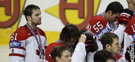 Smutní kanadtí hokejisté po prohraném finále mistrovství svta s Ruskem. Vlevo stojí útoník Rick Nash.