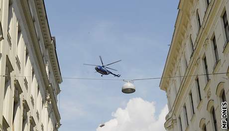 Helikoptra manipuluje s nkladem v centru Brna